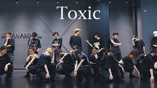 Toxic, dikoreografi oleh Hong Hong