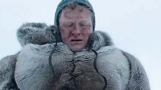 男人的尿液竟在雪地上融出一个大洞