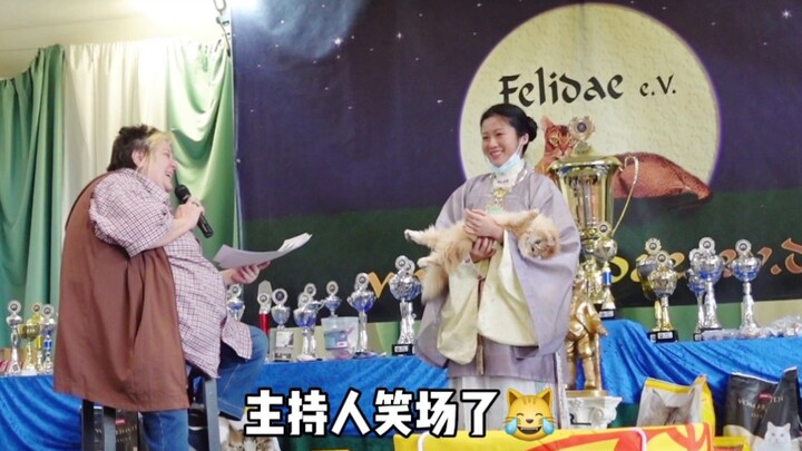 社牛小猫又来了，她上台领奖都翻着肚皮