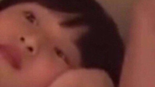 مصدر ميمات الصبي الذي يدعم رأسه، إنها جميلة ورقيقة للغاية