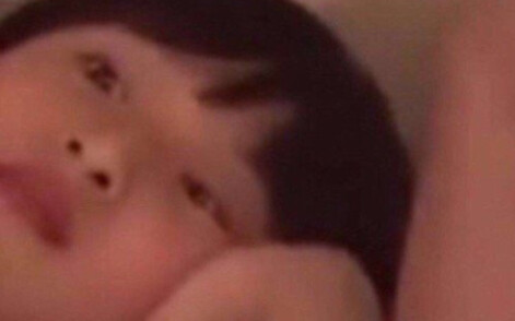 مصدر ميمات الصبي الذي يدعم رأسه، إنها جميلة ورقيقة للغاية