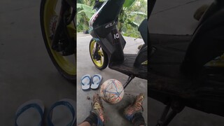 OLAHRAGA DULU SUPAYA DENGKUL TIDAK LOKLAK 😂 #football #footballshorts