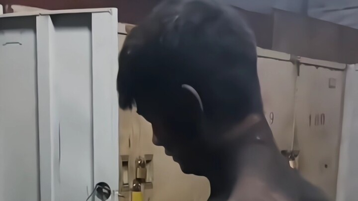 Vừa lên khỏi hầm, lại phải dùng nước rửa chén để tắm rồi!