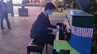 Pada malam hari, terdengar lagu "il vento d'oro"