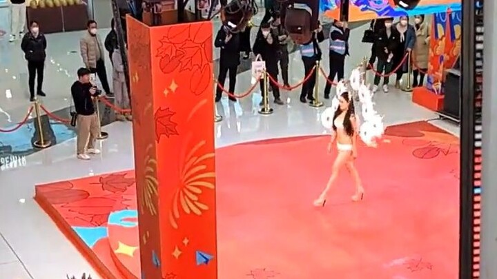 Kurir makanan: Tunggu sebentar, aku kirimin sesuatu yang bagus buat kamu!!!! Pelanggan: Alamatnya di