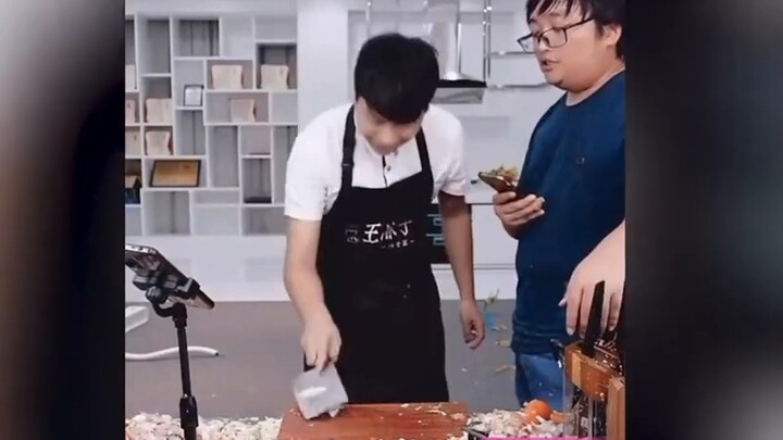 After Zhang Xiaoquan's "Don't use kitchen knives to smash garlic" caused heated discussion, Wang Maz