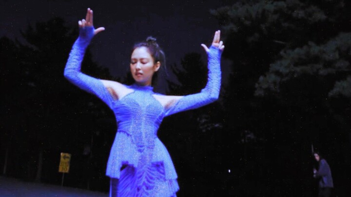 أحدث إعلانات جيني مُحدثة، إنها مثل الجنية! جميلة جدًا، تعيدني إلى أيام أغنيتها المنفردة، من يفوّت مش