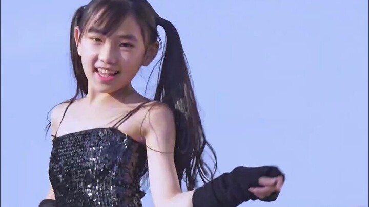 【Mayu】楼顶怎么能少的了mayu，萝莉们是真喜欢跳舞，不管环境如何，始终保持微笑