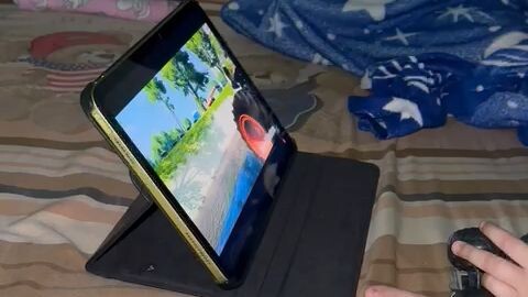 lg senang Krn di belikan iPad gen 10 di saat ultah dia yg ke 3 thn