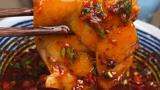 How to make my mom's pig's trotter soup! From choosing the pig's trotters, we'll show you how to mak