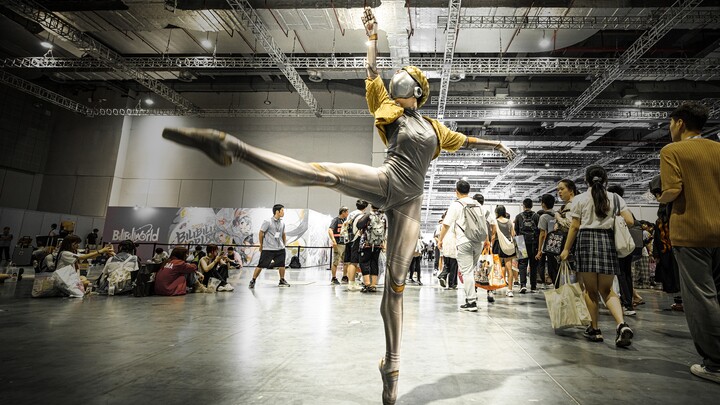 Give BW a little Soviet vibe! Ballet dancers cosplay Atomic Heart's twin dancers