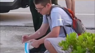 小伙警察叔叔面前点烟花