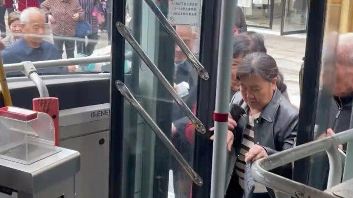 Young people are all lethargic, while the elderly are full of energy. This bus even picked up a sing