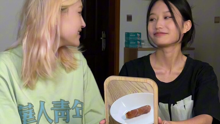 ไส้กรอกย่างหนึ่งแท่ง แบ่งกันสองคน