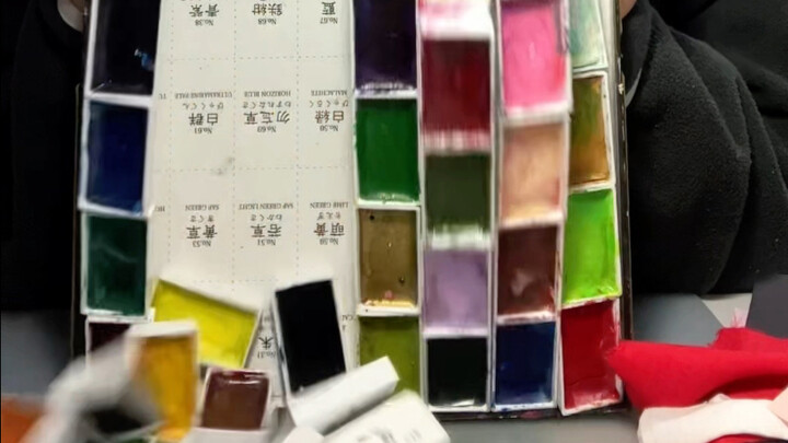 تحدي الألوان العشوائية بالرسم اليدوي