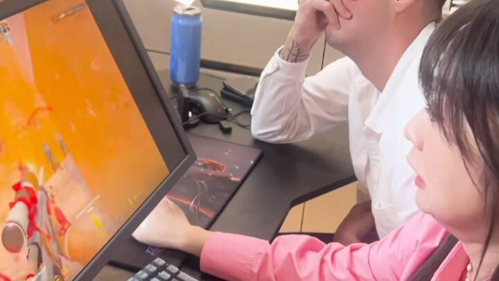 Jagoan sniper kennyS mengajari Warhawk main CSGO, dan langsung bikin Warhawk pusing karena keberuntu