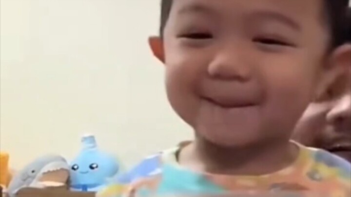 Tertawa senang: "Toilet sedang merokok"