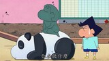 Xiaoxin duduk di atas seekor panda dan berpura-pura menjadi putri duyung.