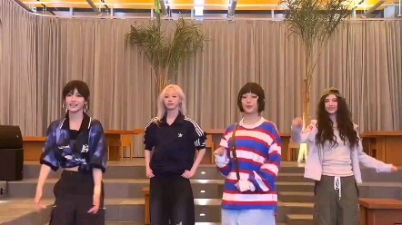 Betapa manisnya tantangan Jin Dongtian Ning Yizhuo Hanni Danielle Gadis paus itu sungguh cantik