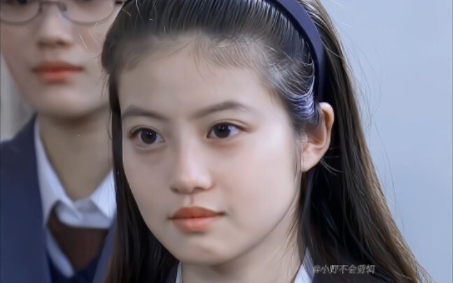 Chết tiệt! Thật sự rất khó để bắt gặp một cô gái tóc không mái rạng rỡ như thế này trong phim Nhật!!