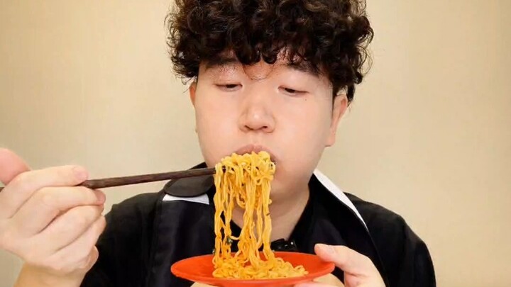 Sudah 77 hari berturut-turut makan mie instan, apakah semangkuk mi hot pot dengan daging kalengan bi