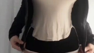 帮姐姐把拉链拉上
