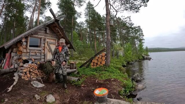 ворота в глухомань, живу на лесном озере в охотничьей избе