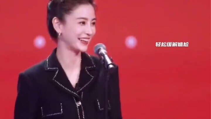 When awkward moments come her way, my sis just handles them with ease—Angelababy really is an angel!