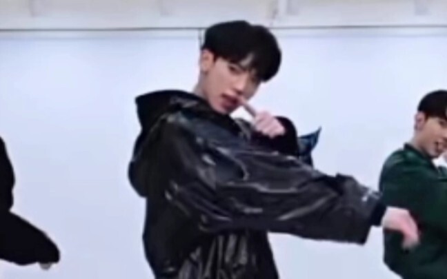 Han Weichen is so handsome in this scene—I just love it!