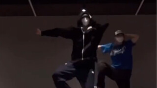 TWS members Do-hoon and Ji-hoon performed the choreography of "Honest" produced by Taro and Bada Lee