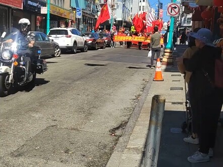 This was filmed by a netizen in the U.S.: a group of Chinese Americans took to the streets of San Fr