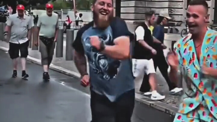 Pertama-tama, harus bahagia; kedua, baru yang lainnya!