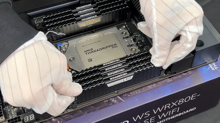 Para penggemar ROG, kalau disuruh memilih antara PC lengkap dari ROG ini atau sebuah Honda Civic, ka