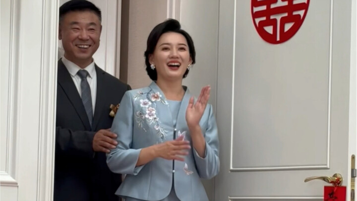 I was blown away by the bride’s mom at the wedding!! She looks absolutely stunning in this outfit～