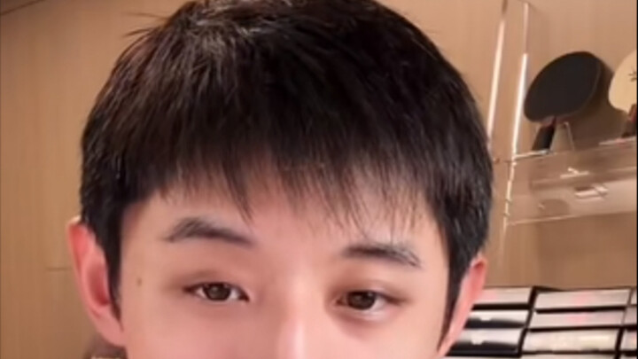 Màn hình công cộng: “Chủ tịch Lưu nói rồi, giành huy chương vàng không quan trọng, huy chương bạc mớ