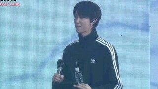 الشخص التالي يمزح مع شياو با: ممتع لدرجة الموت من الحب، كلاسات: دلال زائد