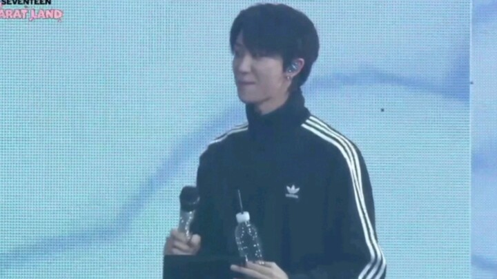 الشخص التالي يمزح مع شياو با: ممتع لدرجة الموت من الحب، كلاسات: دلال زائد