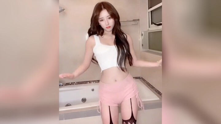 Anh chàng tội nghiệp, thậm chí còn không đủ tiền để mặc quần.