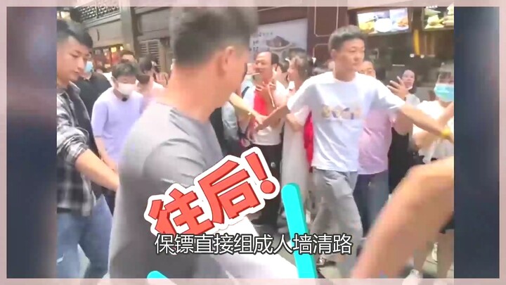 How extravagant are celebrities' travel arrangements? Gao Yuanyuan has more bodyguards than fans, an