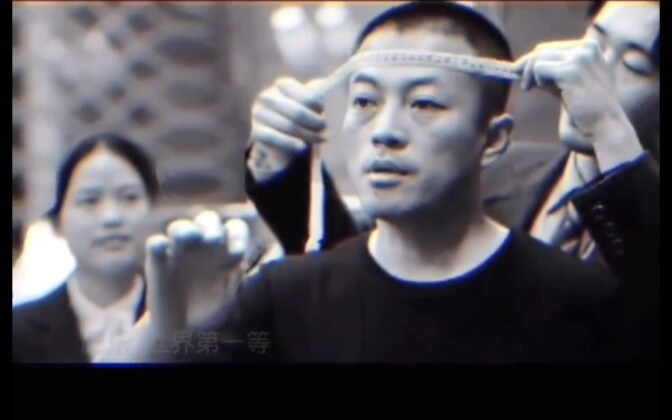 确定是演的？演得真好，我觉得像真出狱一样。