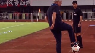 ماذا؟ المدرب الرئيسي يقوم بالإحماء.