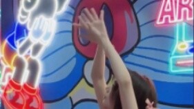 كم عدد الفراشات التي توجد على جسمك؟ بنطلون منخفض الخصر، فتاة ممتلئة الجسم ترقص رقصة one spark!