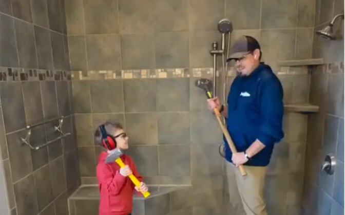 Anh em ruột cùng đánh hổ, cha con cùng ra trận — bước đầu tiên trong việc cải tạo phòng tắm: tháo dỡ