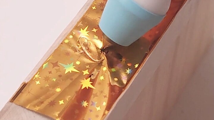 هل يمكن نقش الحروف المذهبة على الخشب؟ | كل شيء يمكن كتابته يدويًا!