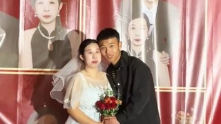 网友晒新人结婚现场，男生搂着媳妇笑的很开心