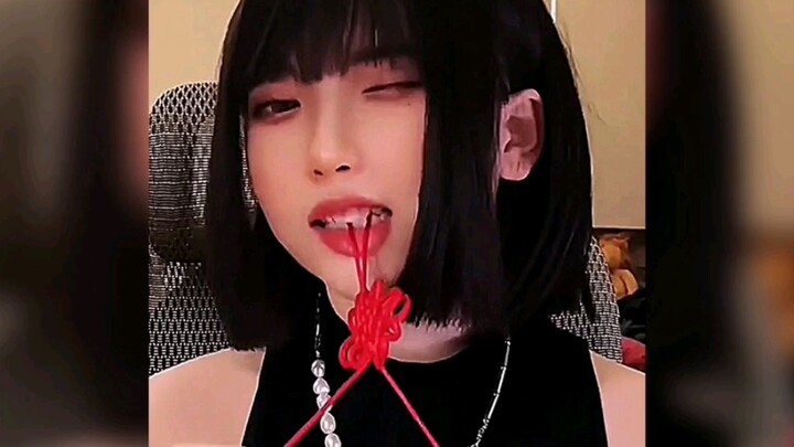 The young lady’s god-tier tongue weaves the ultimate Chinese knot!