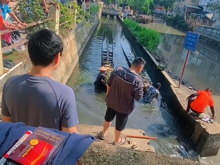The annual Dragon Boat Launch: May the weather be just right, the nation peaceful, and the people sa