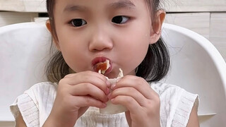 只吃蛋挞边边的小孩