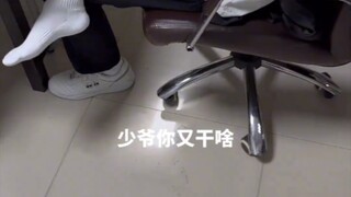 My roommate’s getting to act like a young master for once—wait till I’m in bed, then I’ll give him w