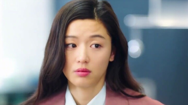 Putri duyung pulang setelah tiga tahun memulihkan luka di dasar laut, mencari cintanya